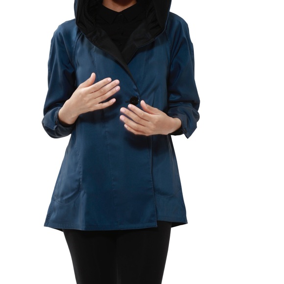 The “Mini” of the “DONATELLA”  classic reversible coat with pleated hood - Picture 2 of 16